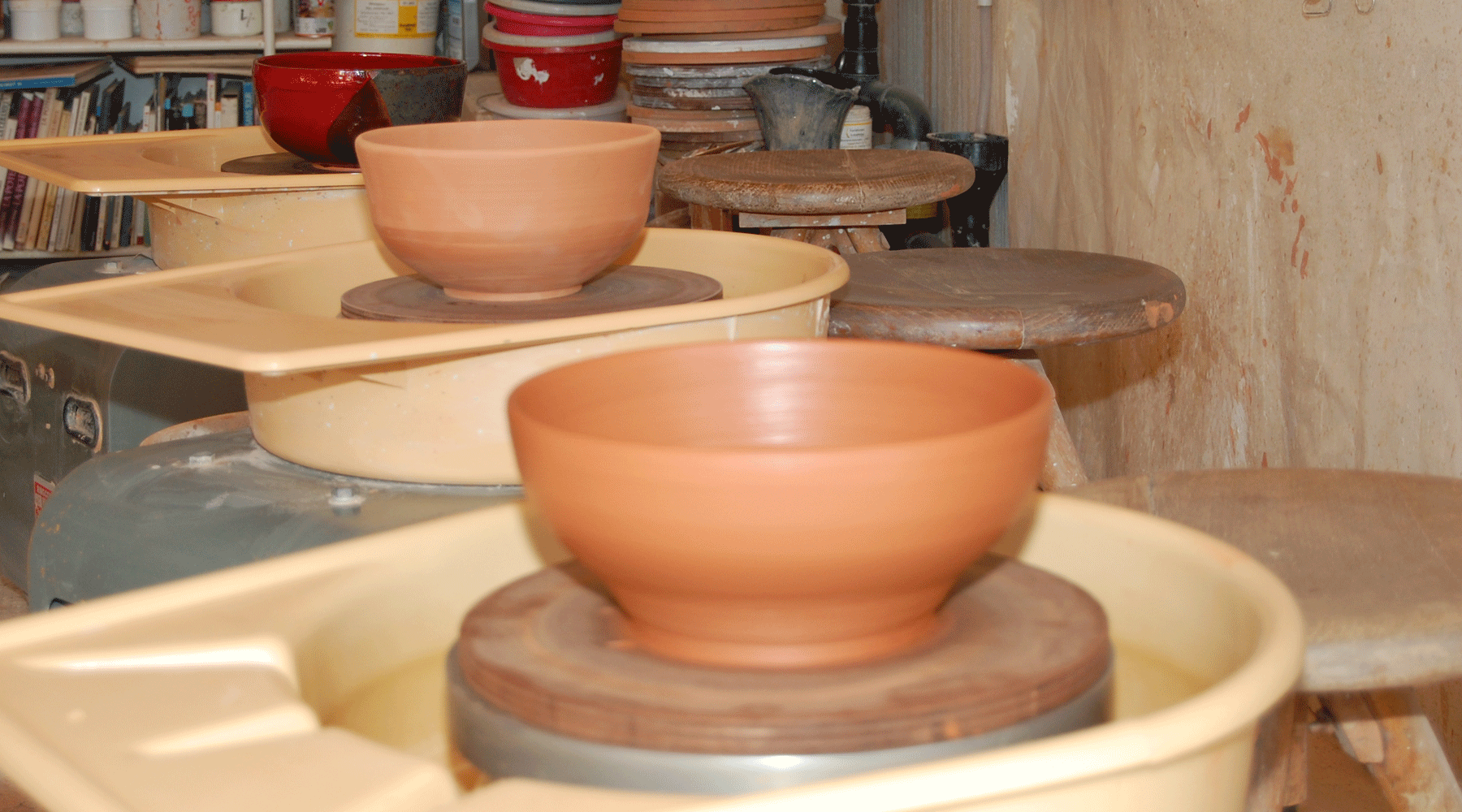 Vue de trois étapes de la fabrication d'un saladier